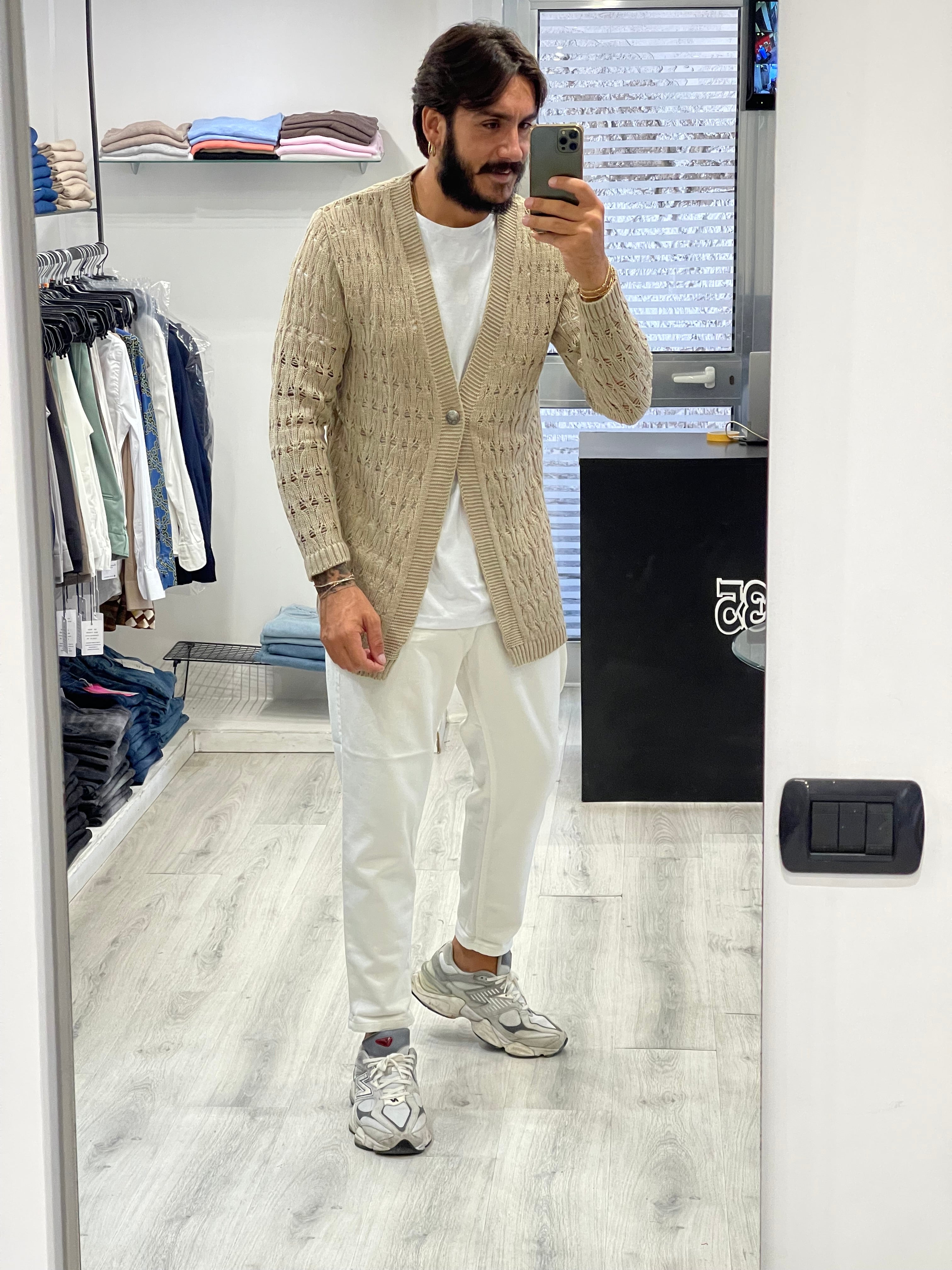 Cardigan beige con bottoni in ferro