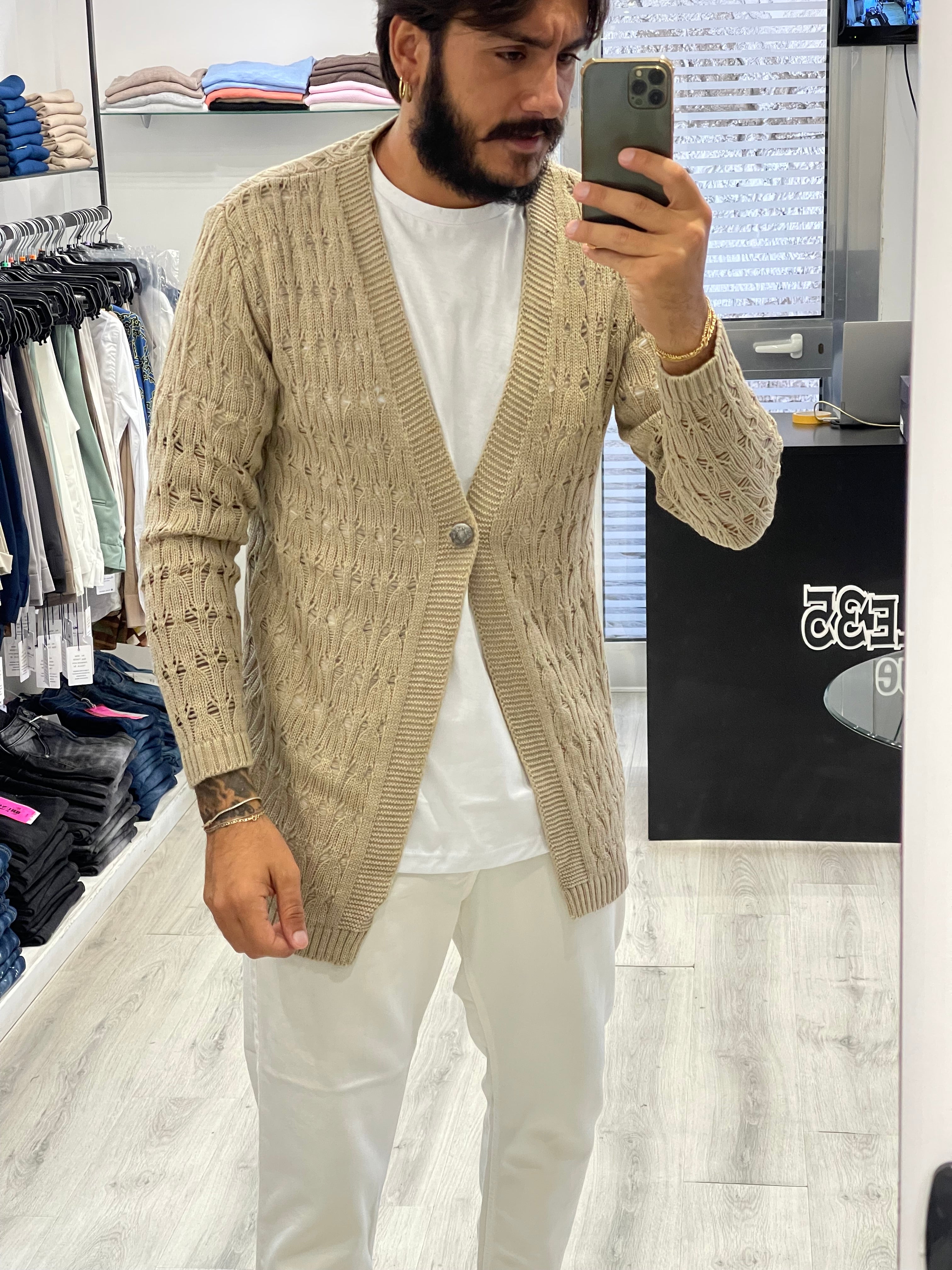 Cardigan beige con bottoni in ferro