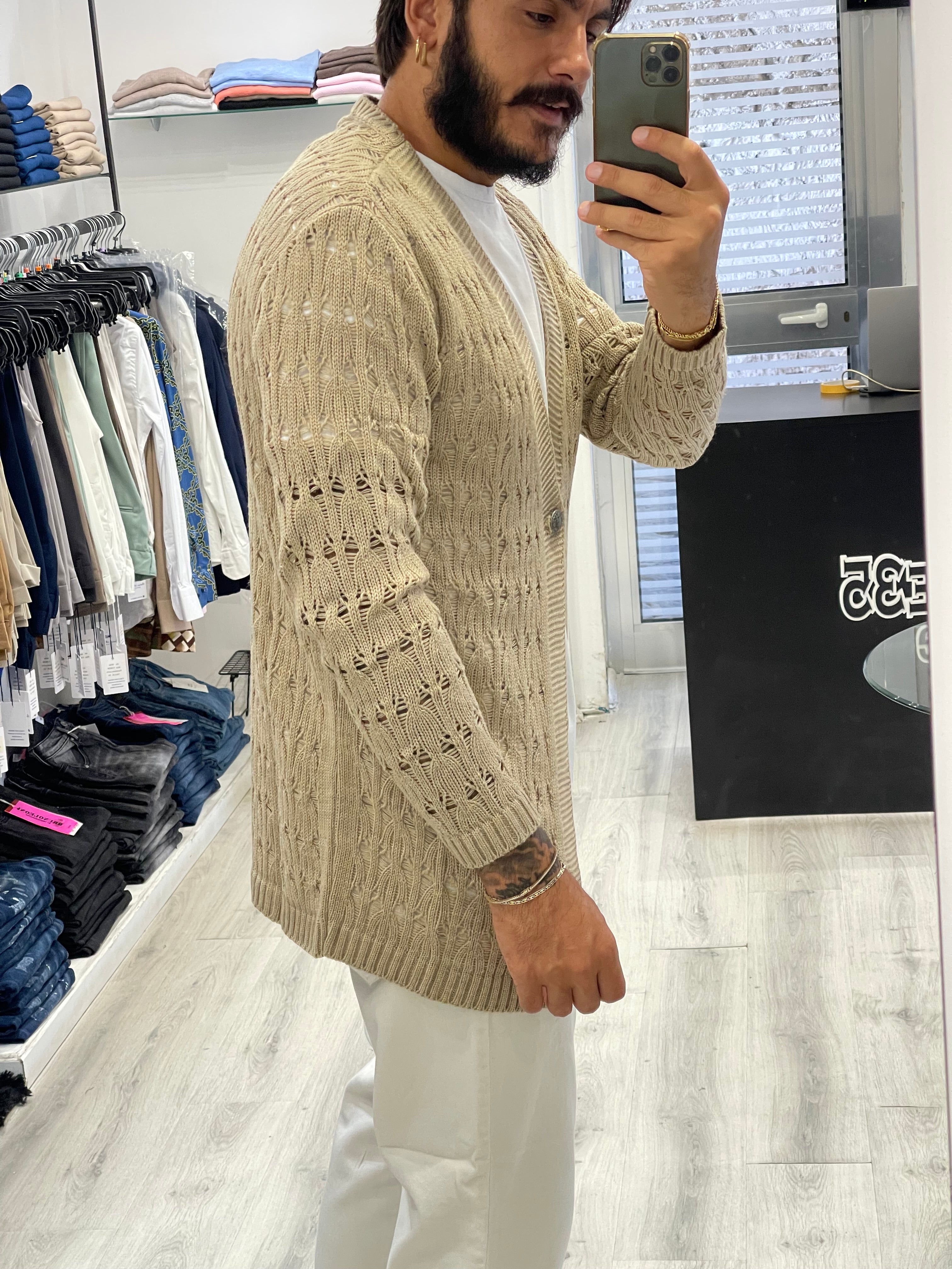 Cardigan beige con bottoni in ferro