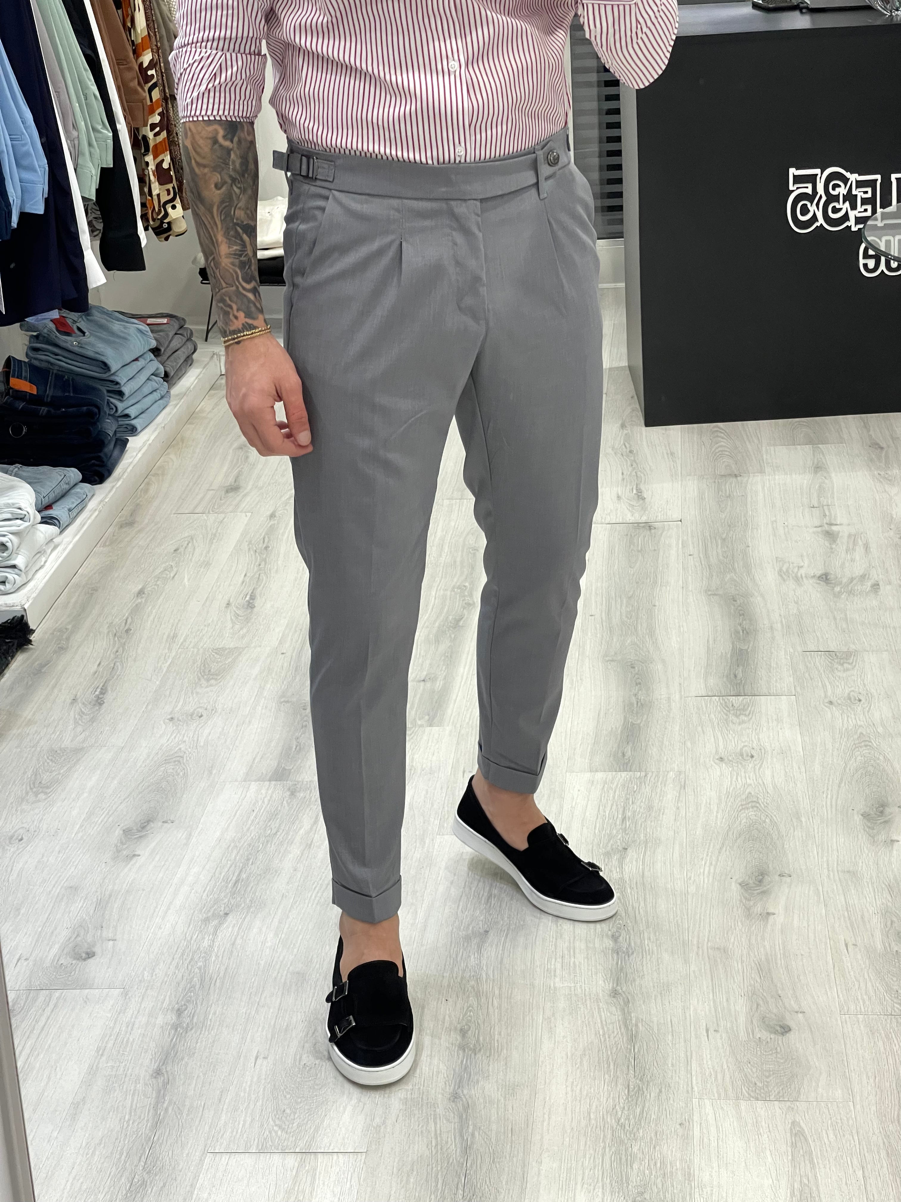 Pantalone sartoriale con doppia fibbia e bottone a tono