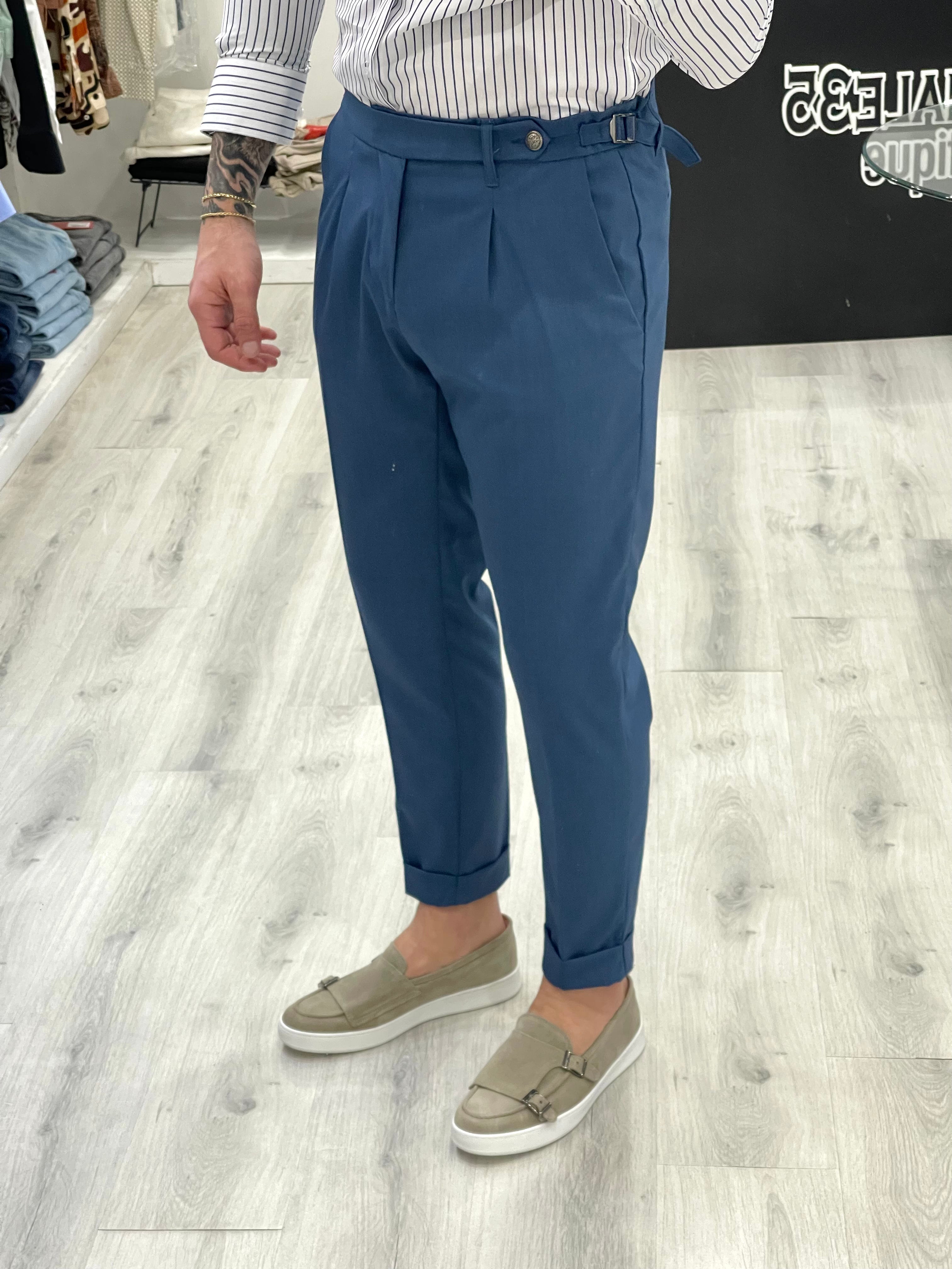 Pantalone Blu jeans sartoriale con doppia fibbia e bottone a tono