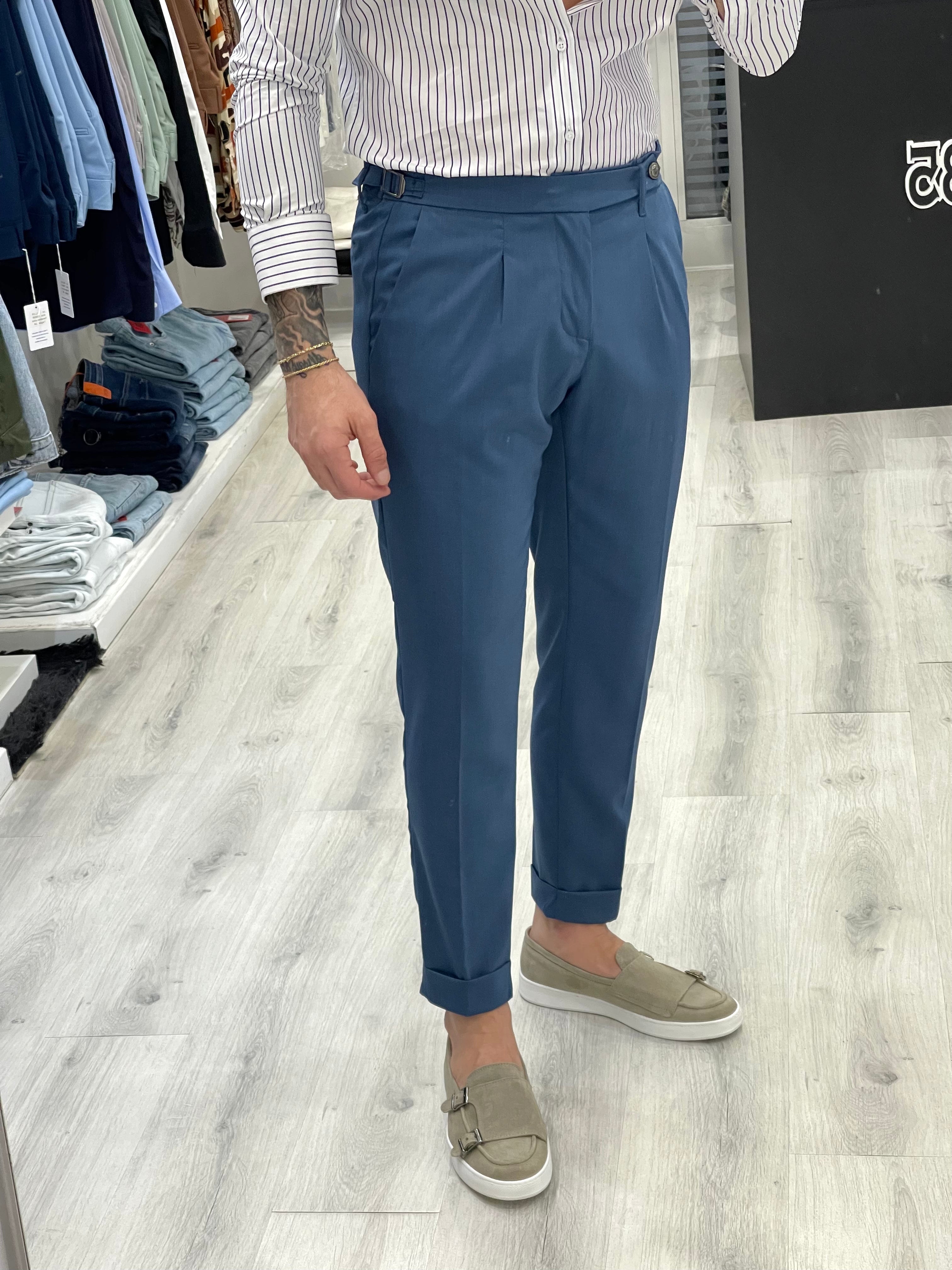 Pantalone Blu jeans sartoriale con doppia fibbia e bottone a tono