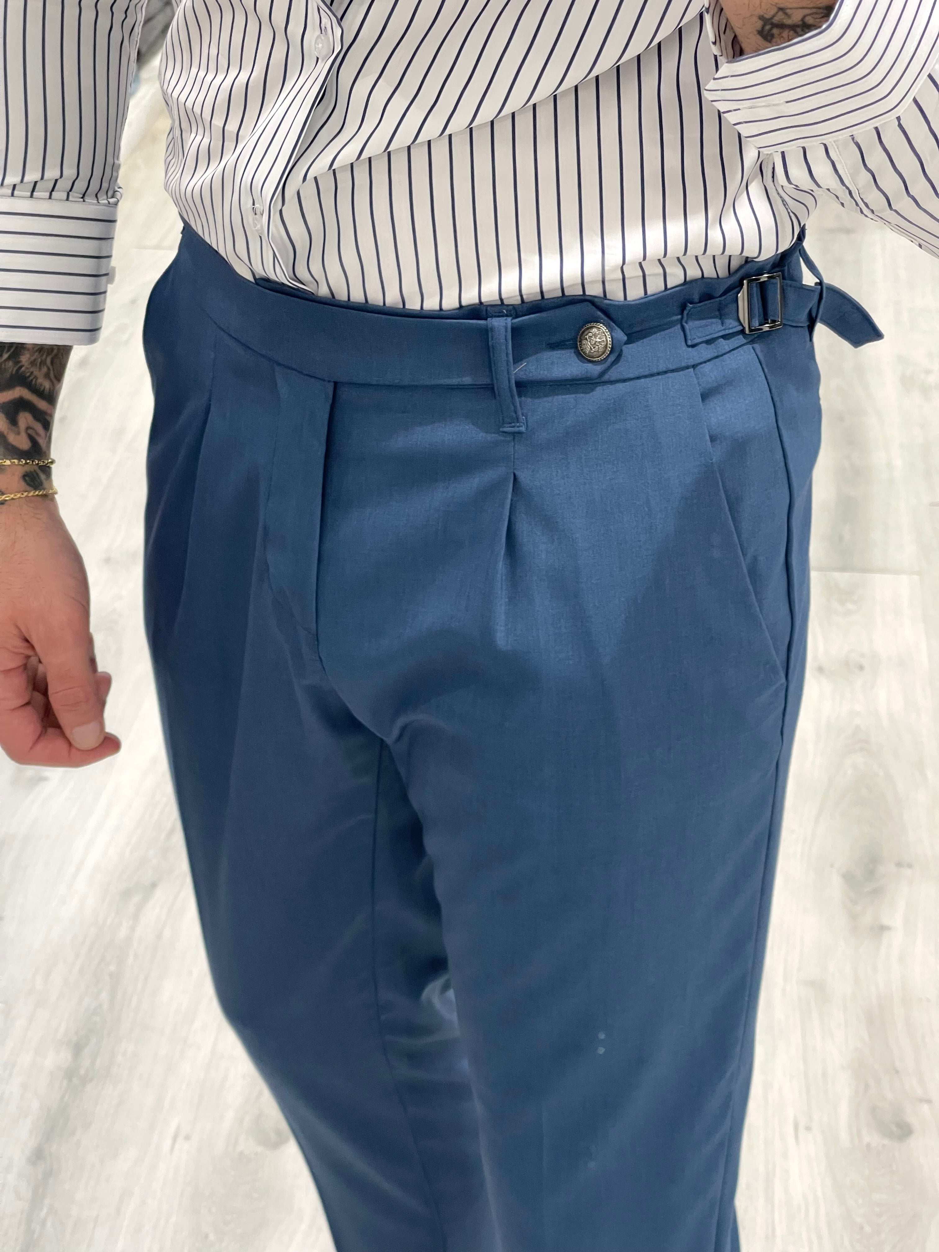 Pantalone Blu jeans sartoriale con doppia fibbia e bottone a tono