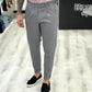Pantalone sartoriale con doppia fibbia e bottone a tono