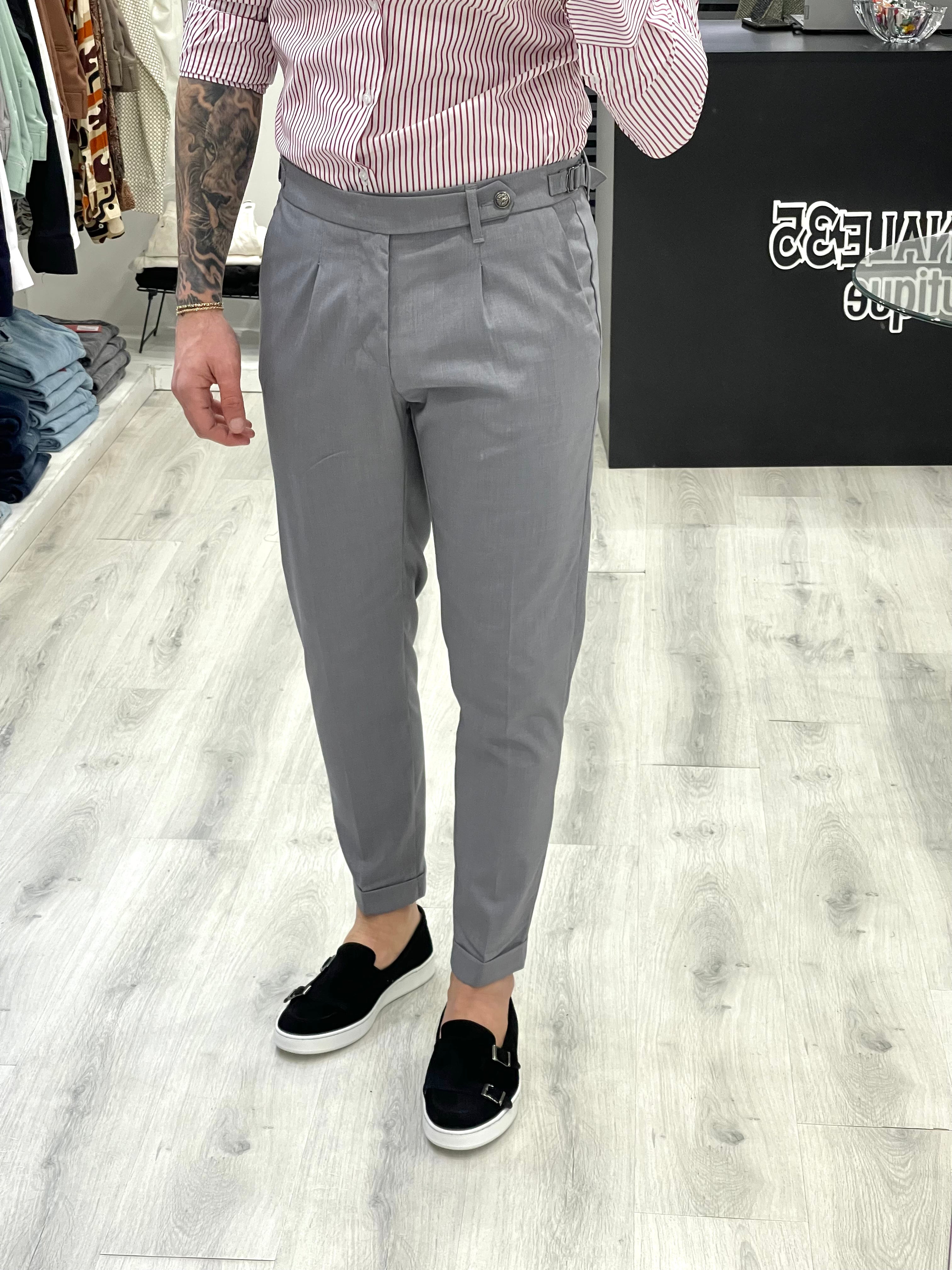 Pantalone sartoriale con doppia fibbia e bottone a tono