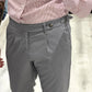 Pantalone sartoriale con doppia fibbia e bottone a tono