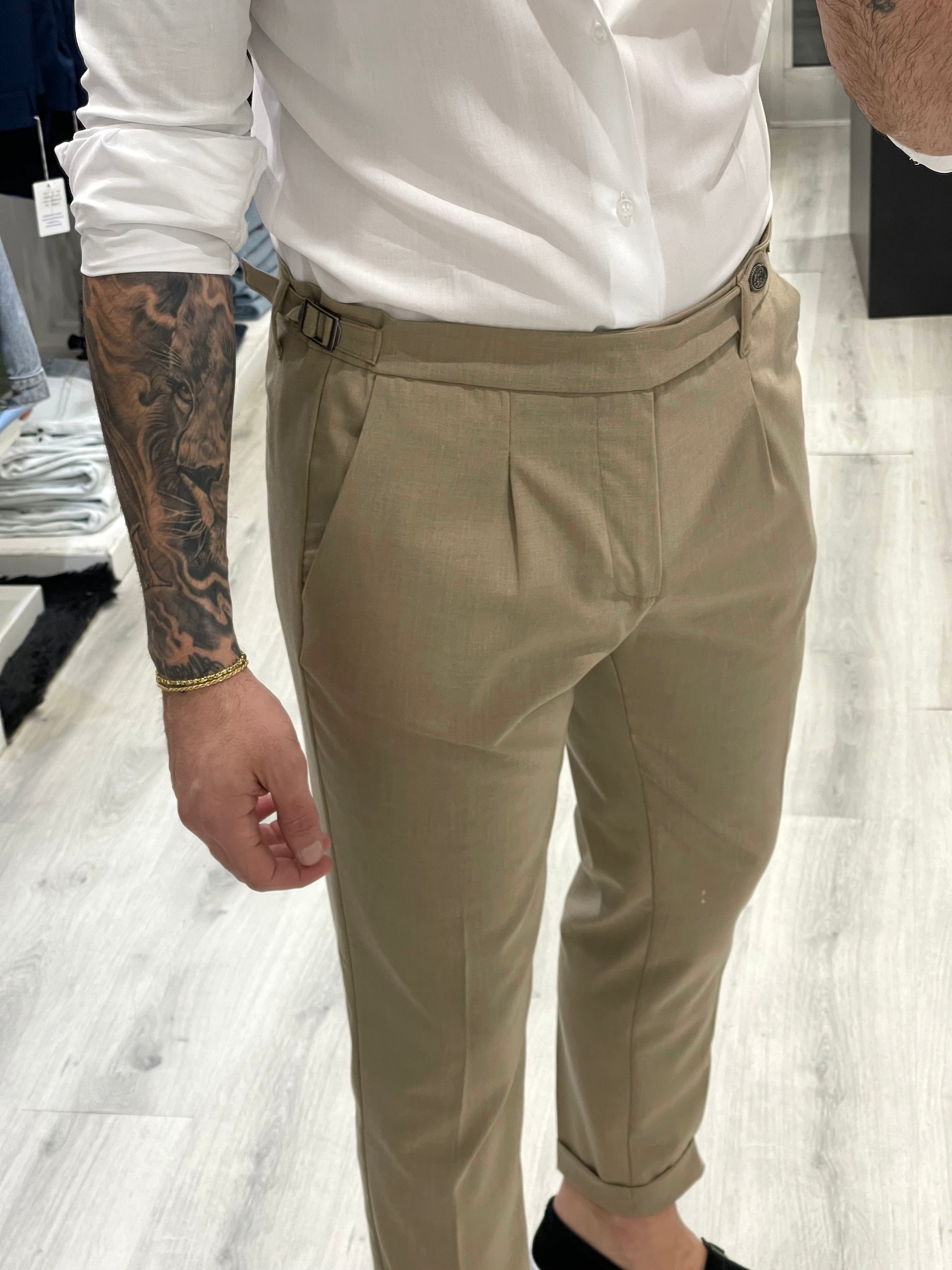 Pantalone sartoriale con doppia fibbia e bottone a tono Beige